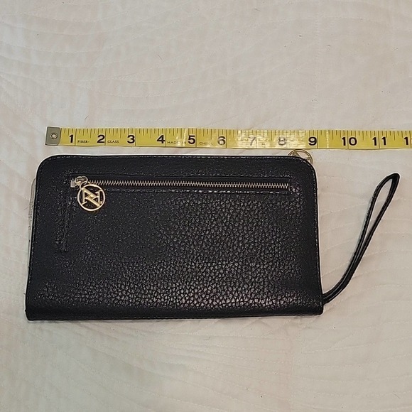 Adrienne Vittadini wristlet clutch - Picture 5 of 8